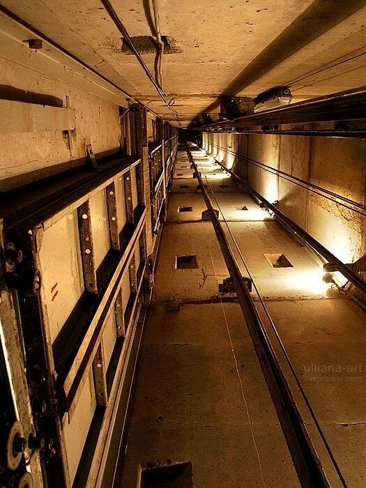 Шахта лифта Крылова 63. Подъемник внутри лифтовой Шахты. Шахта лифта внизу. Лифтовая шахта внутри. Провайдеры шахты