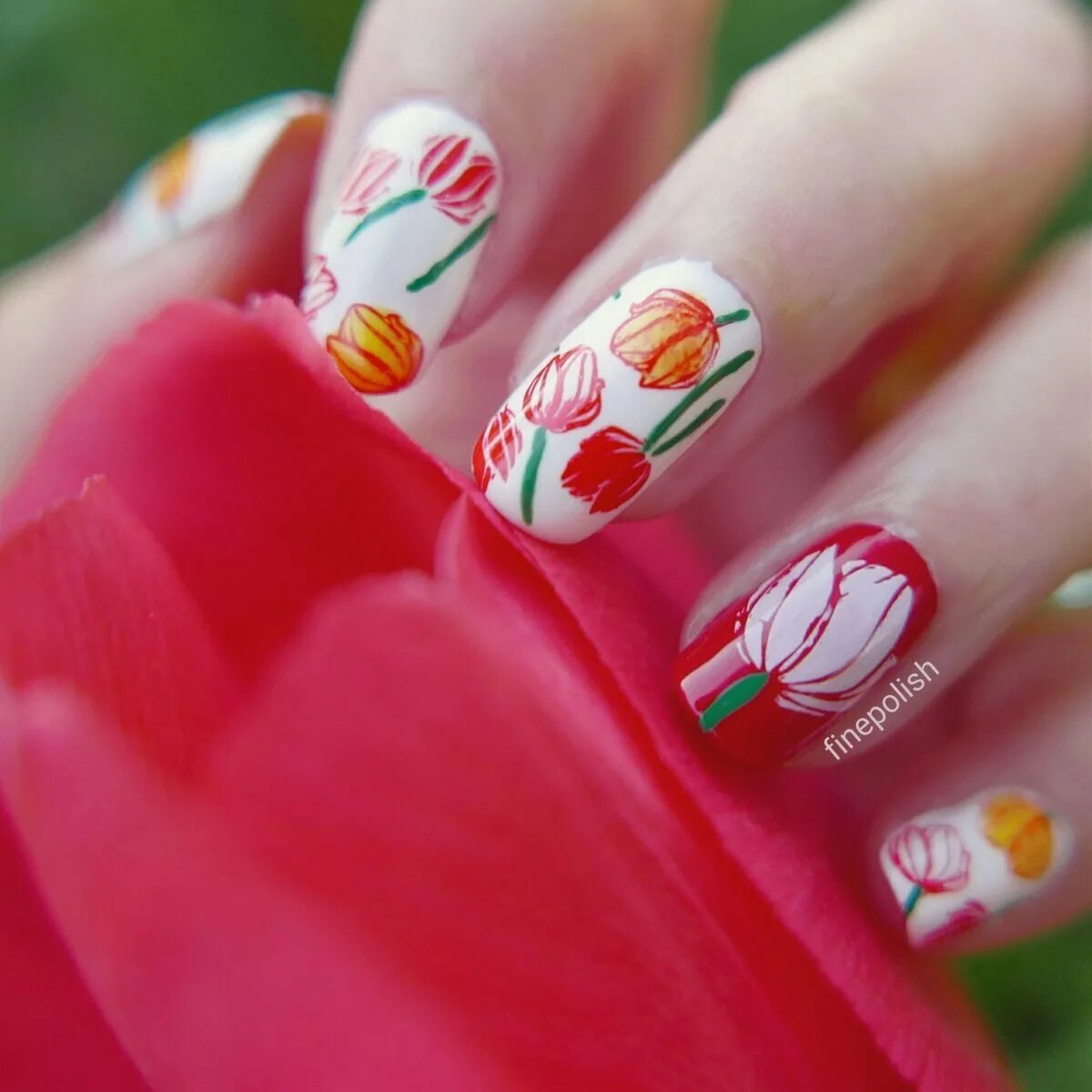 Тюльпаны на ногтях фото. Маникюр с тюльпанами. Весенний маникюр. Красный маникюр с тюльпанами. Красный маникюр с цветочками.