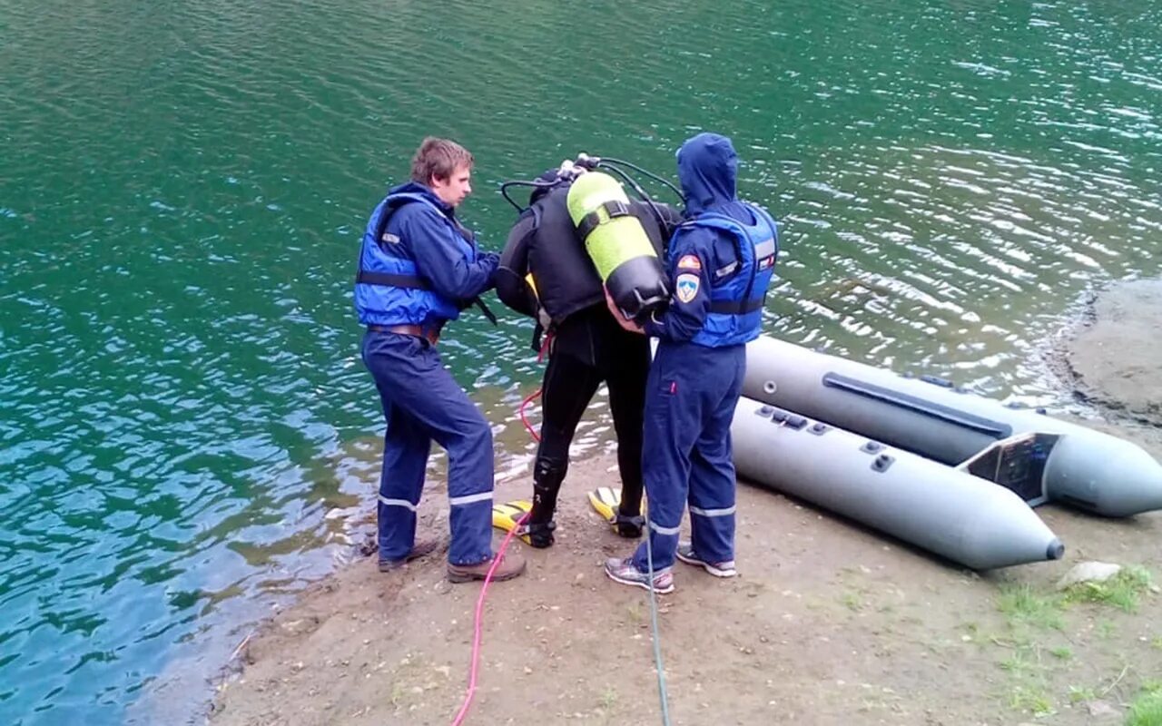 Карьер водолазов Челябинск. Водолазы МЧС под водой трагедия. Происшествие на карьере. Вишневогорск утонула в машине.