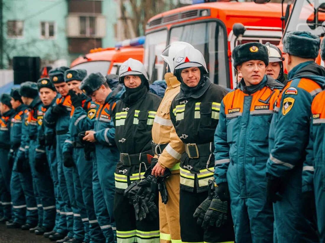 Работник пожарной службы. Спасатели МЧС России. МЧС РФ спасатель. МЧС России спасатели работники. Спасатель МТС.