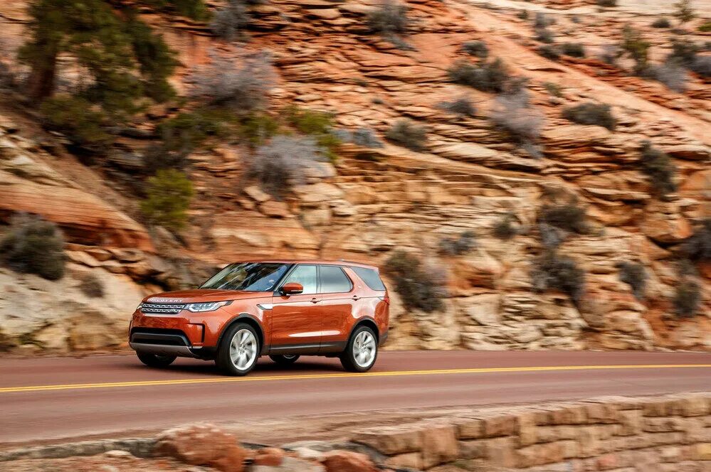 Дискавери 2025. Ленд ровер дискавери 5 2025. land rover discovery 5. land rover discovery 5 namib orange. land rover discovery namib orange.