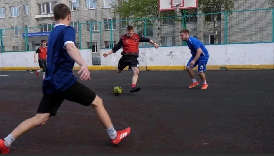 Игры дворовой футбол. Дворовые футболисты. Уличный футбол в бразилии. Детский дворовой футбол. Бразильский дворовой футбол.