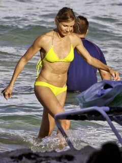 cameron-diaz-in-yellow-bikini-south-beach-july-2011-13.