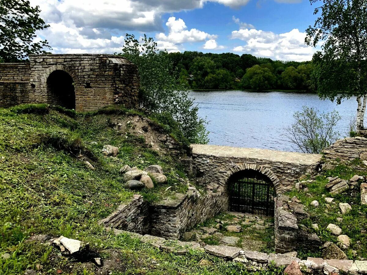 Бывший город ладога. Староладожская крепость Волхов. Село Старая Ладога Ленинградская область. Скандинавская усадьба Старая Ладога. Крепость новая Ладога Ленинградская область.