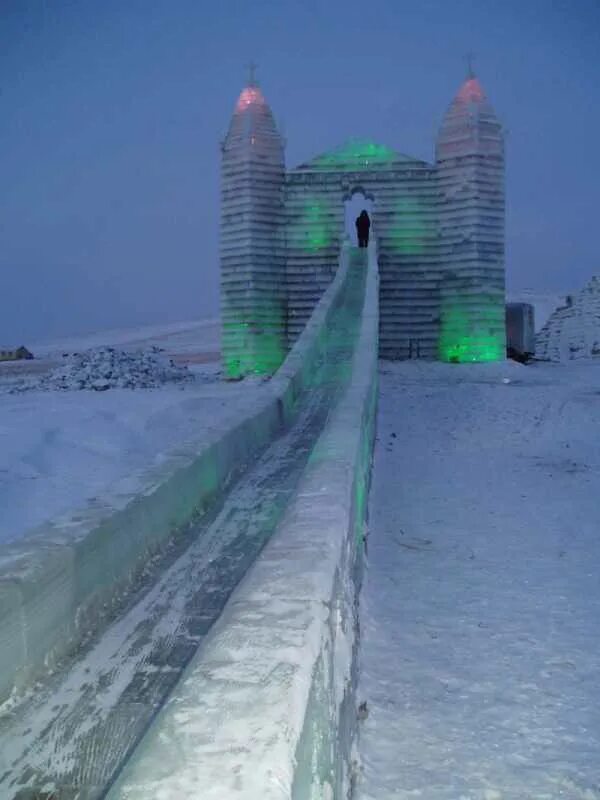 Ледяная горка 400 метров на берегу. Самая длинная горка. Ледяная горка 400 метров на берегу. Самые большие ледяные горки в москве. Якутск ледовые горки ледовый парк.