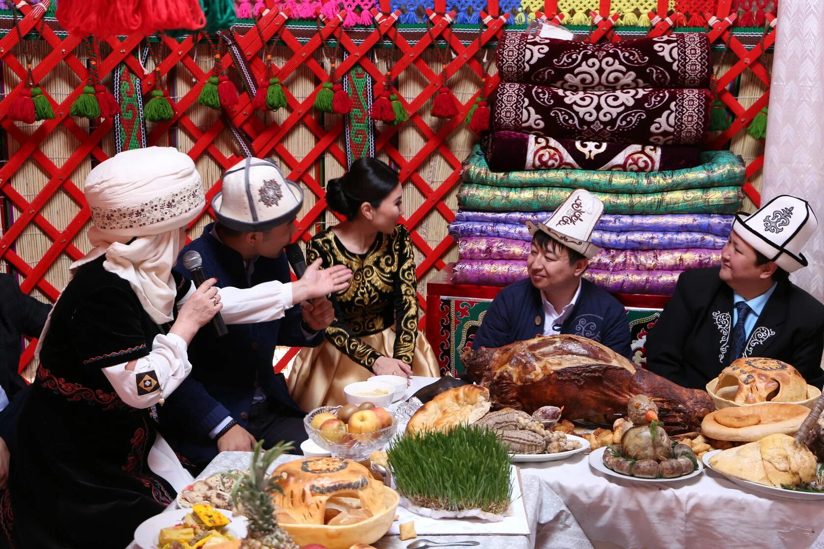 Праздники киргизов. Традиции Нооруз Киргизия. Кыргызстан Нооруз юрта. Нооруз майрам Киргизия юрта. Национальные блюдо Киргизии Нооруз.