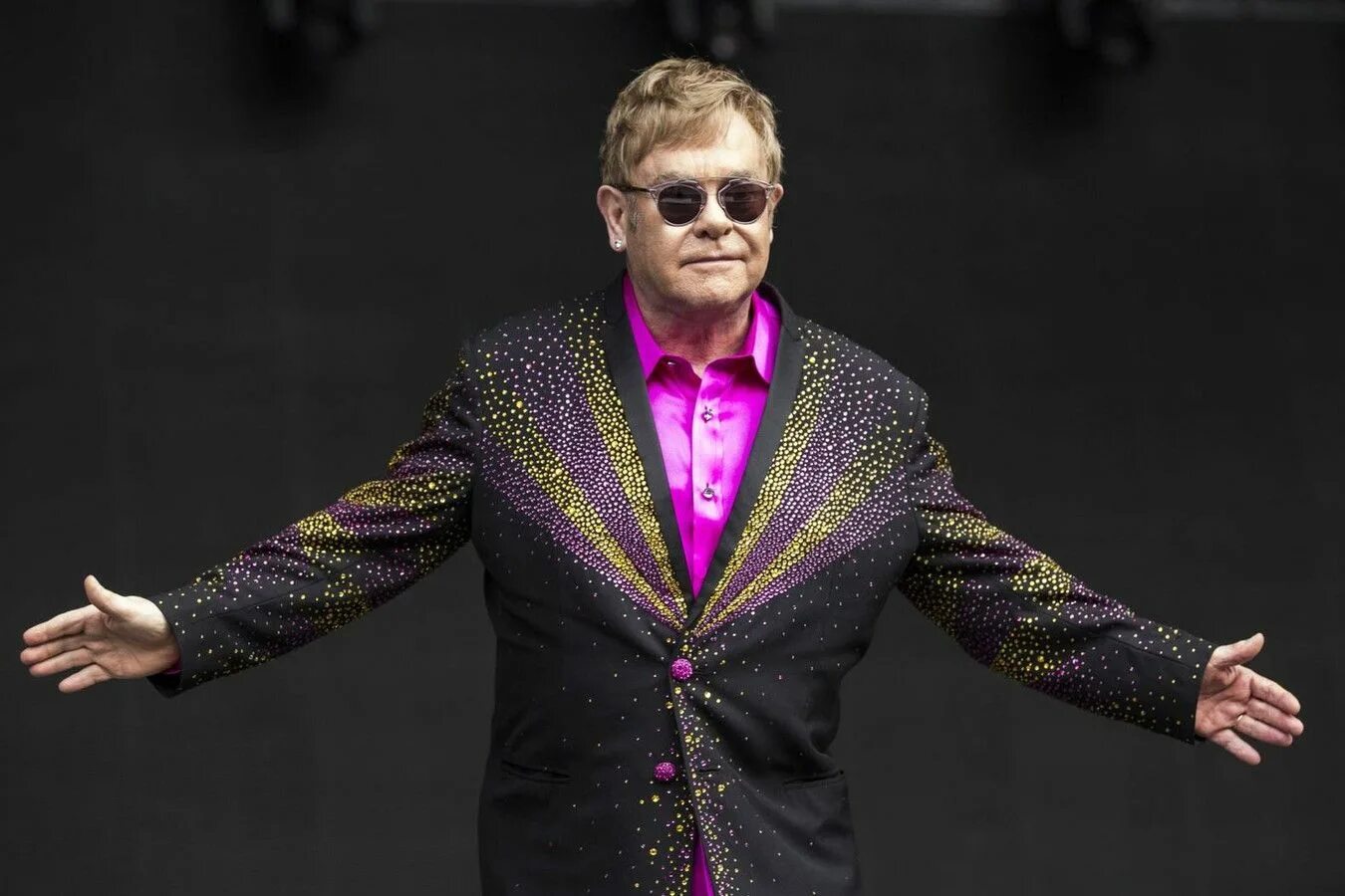 Elton john 202. Элтон джон. Элтон джон 1983. Sir elton john. Элтон джон фото.