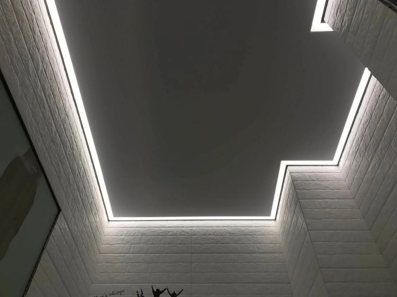 Парящие потолки. Контурная подсветка натяжного потолка. Потолок с подсветкой. Парящий потолок с подсветкой. Контурный потолок с подсветкой