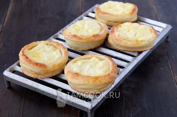 слойки с яблоками и творогом из слоеного теста. слойки с творогом. ватрушки из слоеного теста. ватрушки с творогом из слоеного дрожжевого теста. ватрушки из слоеного теста.