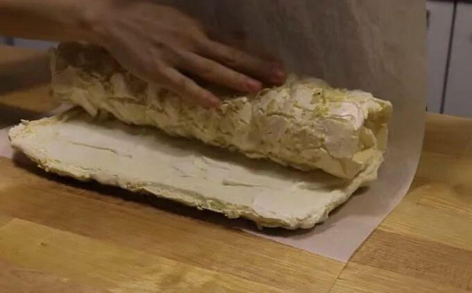 Меренговый рулет сколько градусов. Меренговый рулет корж. меренговый рулет в духовке. меренговый рулет из духовки. меренгового рулета в электрической духовке.