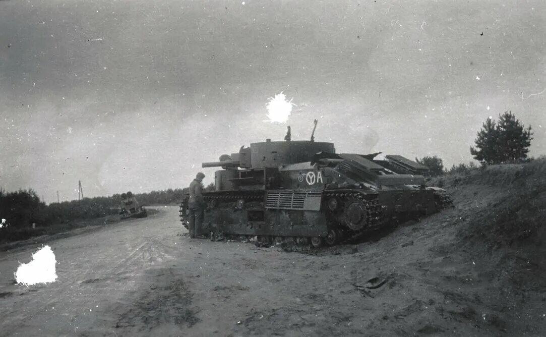 Осень 1944 года. Подбитые немецкие танки 1941 год. Подбитые танки т-34 лето 1941. Псков 1941 танки. Подбитые т-28.