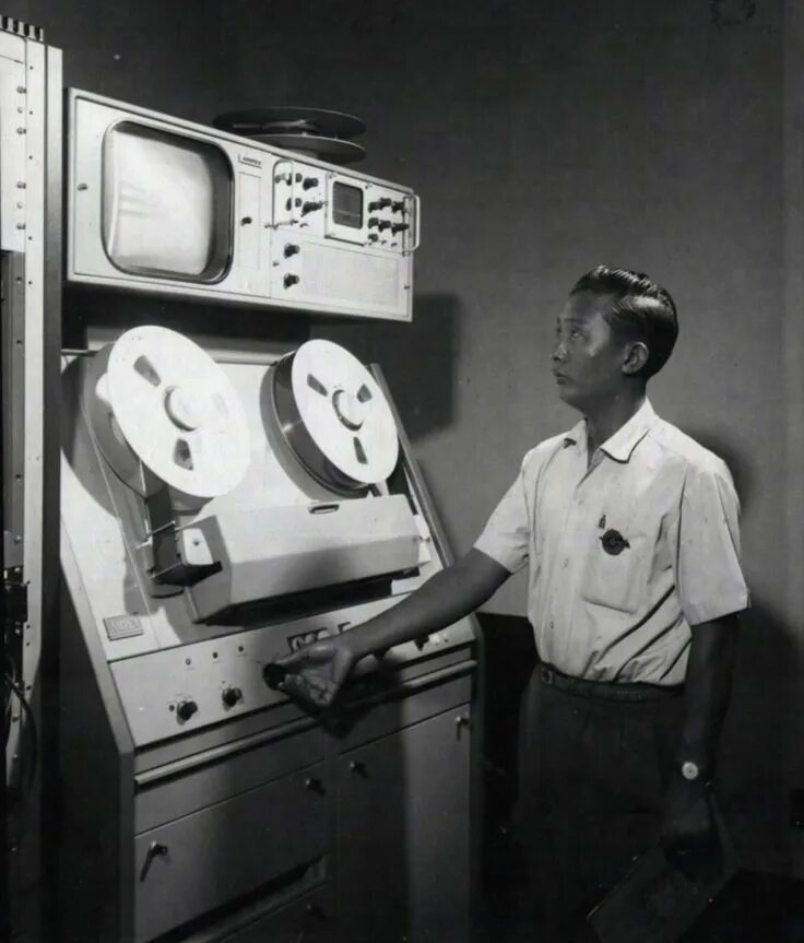 В каком веке был изобретен видеомагнитофон. Первый видеомагнитофон ampex. ampex vrx-1000. ampex видеомагнитофон 1975. ampex vr-1000 первый видеомагнитофон.