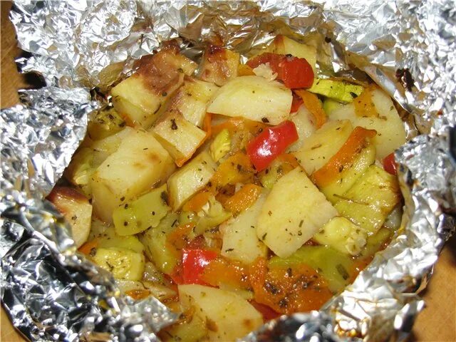 Картофель с овощами в фольге. Овощи в фольге в духовке. запеченные в фольге овощи. мясо с овощами в фольге. картошка с овощами в фольге в духовке.