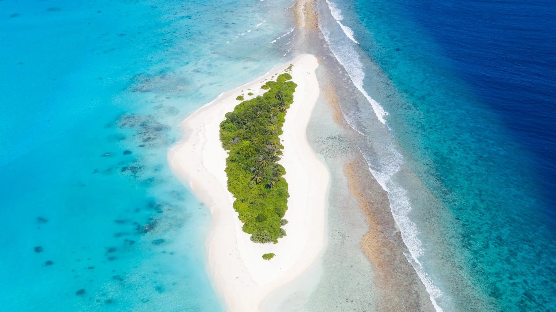 50 islands. Остров в океане. Коса в океане. Обои на рабочий стол острова в океане. Обои на телефон острова.