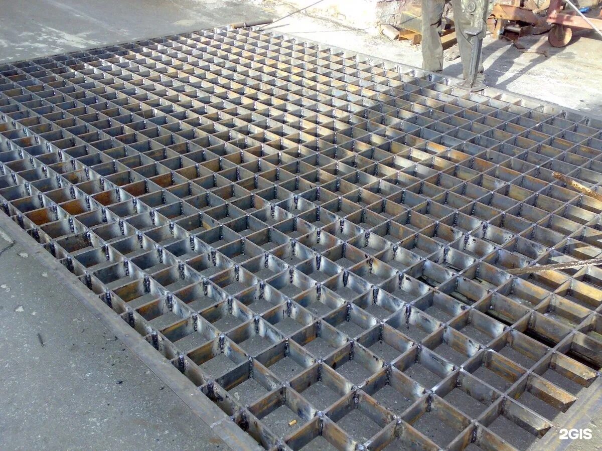 Колосниковая решетка на бункер мобильного грохота шифтайн 2100х. Решетка автобетононасоса приёмного бункер. Защитная решетка бункера бетононасоса. Решетка бункера. Колосниковые решетки 350x350 приемного бункера.