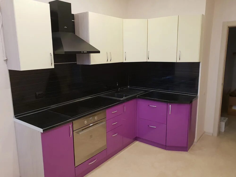 Пластиковые фасады для кухни. Кухонный гарнитур пластик. Мдф в пластике для кухни. Мдф сидак зебрано. Кухонный гарнитур пластик.