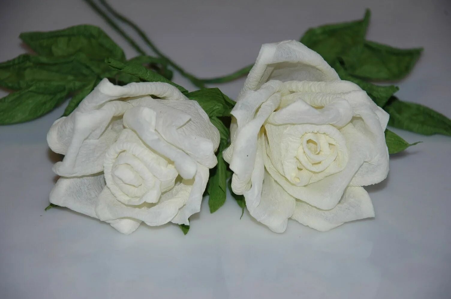 розочки из цветной бумаги. белый цветок из бумаги. розочка из бумаги. бумажный букет цветов. цветы из гофрированной бумаги.