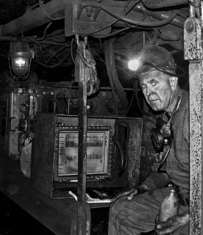 Подземные шахты. Шахты бахмута. Шахта южная город шахты. Шахтер в забое. Подземный шахтер.