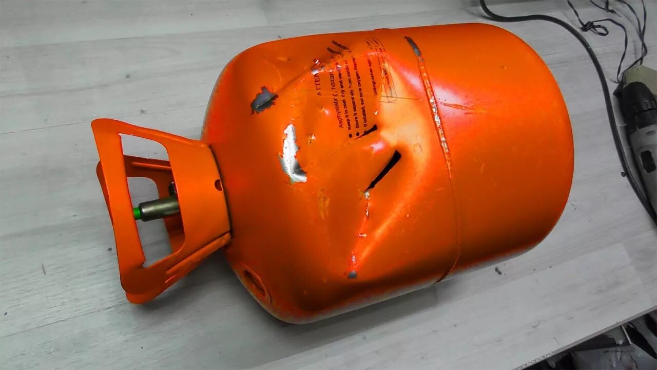 Муфельная печь из фреонового баллона. Выкачанный из баллона. Промывочный баллон для фреона. Слить конденсат из газового баллона. Автоклав из фреонового баллона.