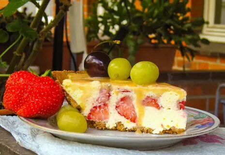 Торт без выпечки с фруктами и творогом