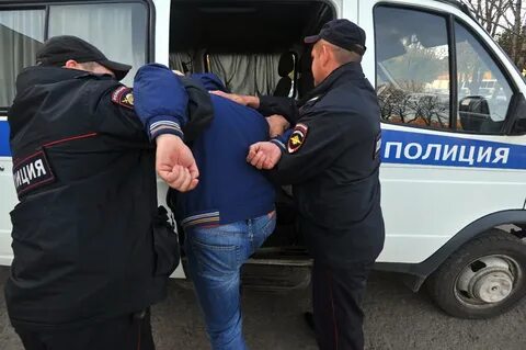 Полиция задерживает людей на улице