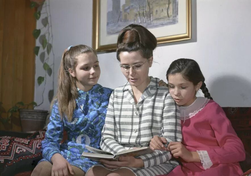 Семья юрия гагарина. Семья юрия гагарина семья юрия гагарина. Дети юрия гагарина. Семья гагарина юрия алексеевича. Младшая дочь юрия гагарина.
