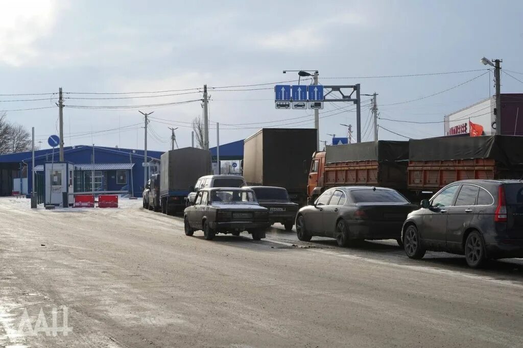 Автомобили днр. Очередь автомобилей на успенке. Кпп успенка днр. Очередь на успенке. Кпп.