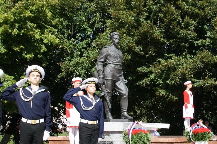 Памятник гусеву. Гусев город памятник Гусеву. Памятник капитану Гусеву.