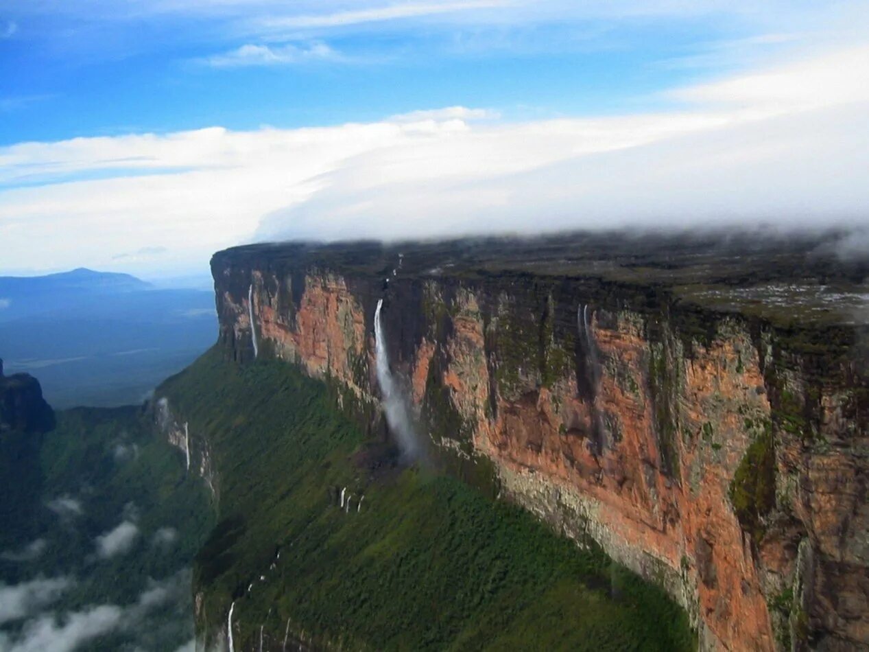 Столовая гора Рорайма. Венесуэла плато Тепуи. Гора Рорайма, Южная Америка. Венесуэла горы Тепуи. Водопад на гвианском плоскогорье