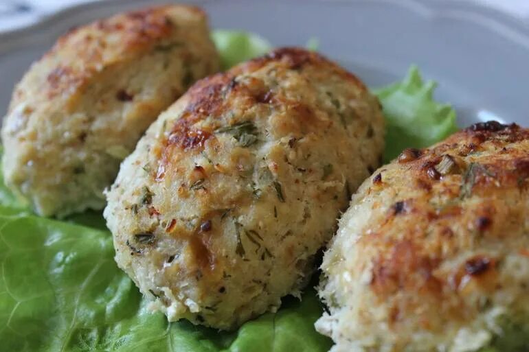 Биточки в духовке. Сколько запекать котлеты в духовке из фарша. Мясные котлеты в духовке. Сколько запекать котлеты в духовке из фарша. Котлеты в духовке.