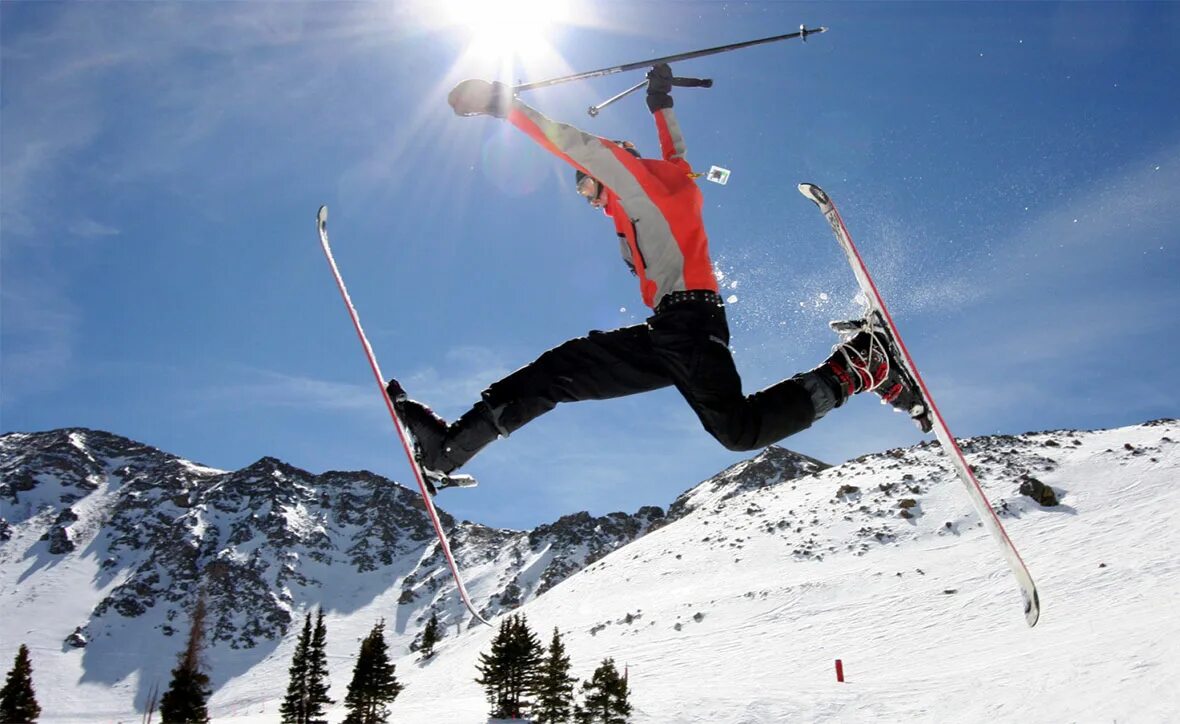 Горный лыжник. Фристайл скиинг. Лыжник. Горнолыжный спорт. Лыжники горнолыжники.