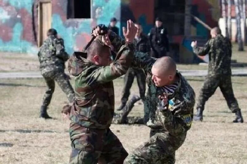 Нападение на военнослужащего. Маленький отряд военных нападает. Рукопашные стычки на Украине.