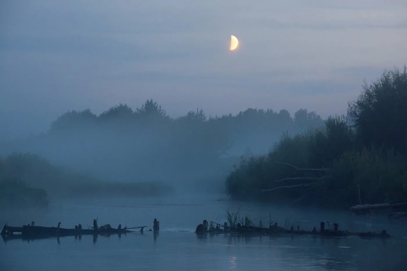 Песня над рекой туман дым. Озеро Леушинский туман. Туман над рекой. Река туманная. Туманное утро.