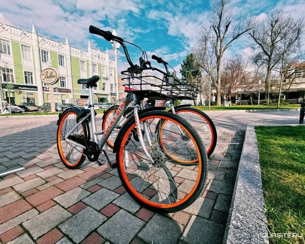 Прокат велосипедов ростов. Велошеринг в Краснодаре LUCKYBIKE. Lucky Bike Краснодар. Велосипед в городе. Велосипед на улице.