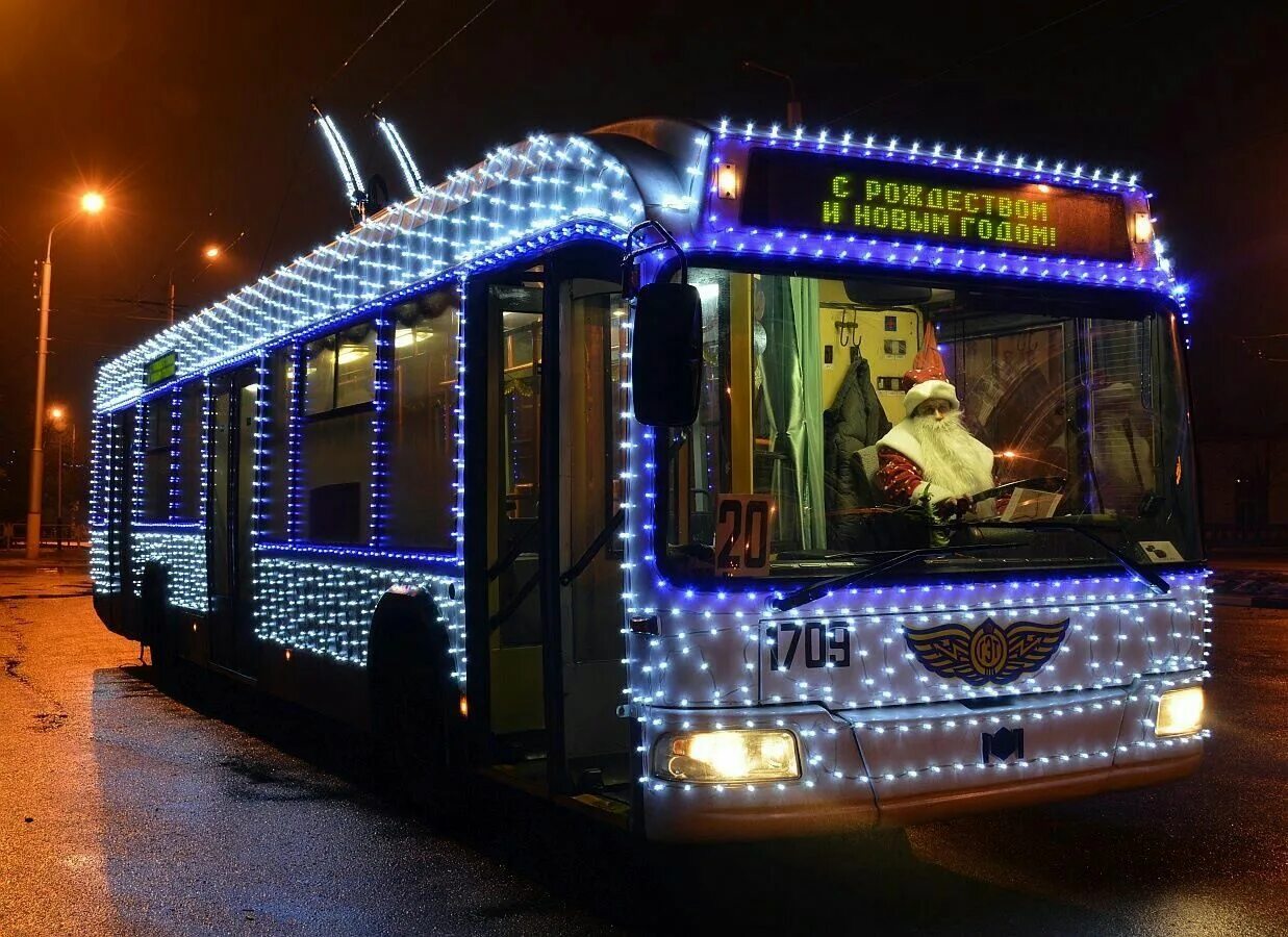 Новогодний автобус. Новогодний троллейбус. Транспорт в новый год в москве. Автобус новый год. Автобус с подсветкой.