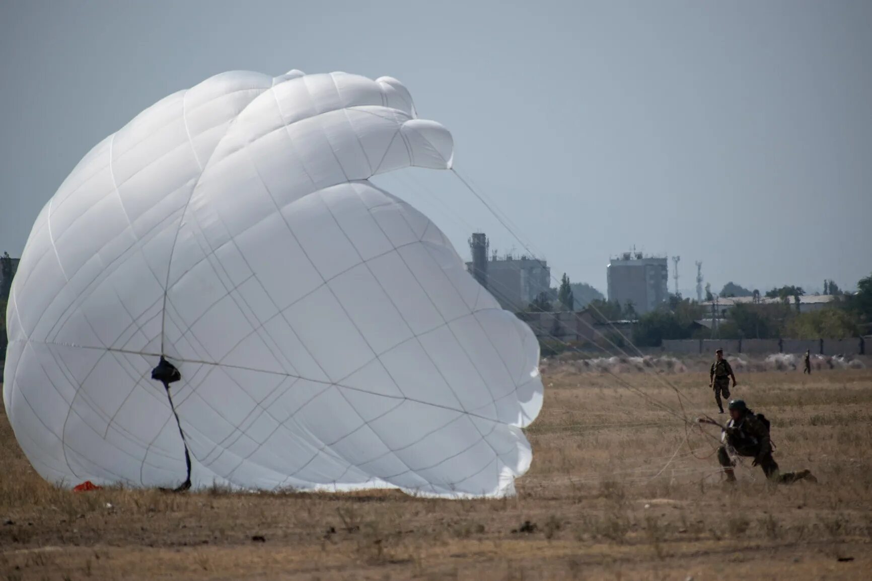 Десантирование вдв с ил 76. Парашют мальва 24. Десантирование вдв с ил 76. Купол десантник. Десантный парашют.