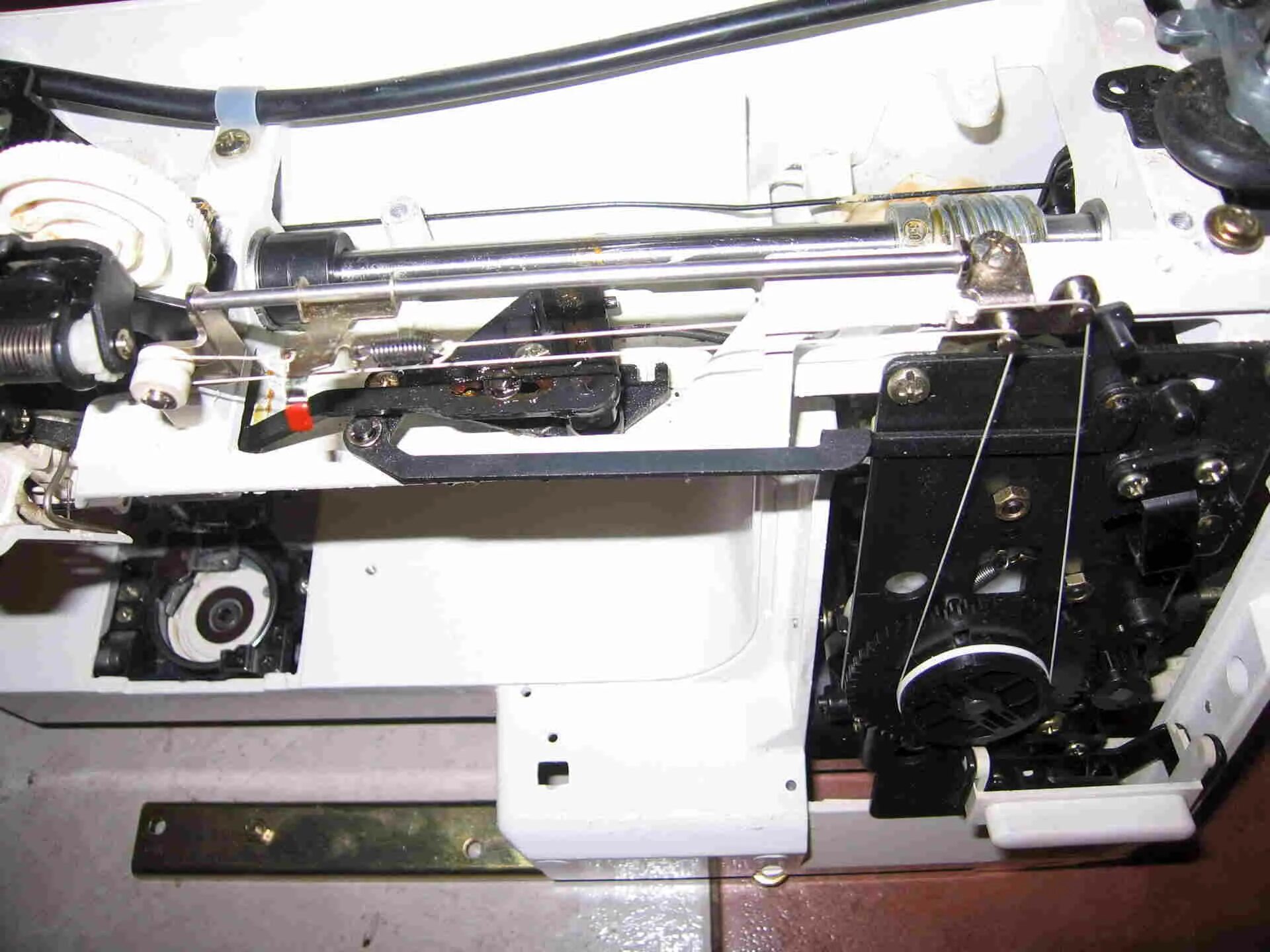 Швейная машина Пфафф пружина реверса. Механизм швейной машинки Джаноме. Швейная машина Janome реверс. Пружина реверса Janome. Ремонт швейной машинки janome