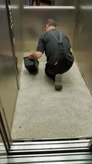 Пол в кабине лифта