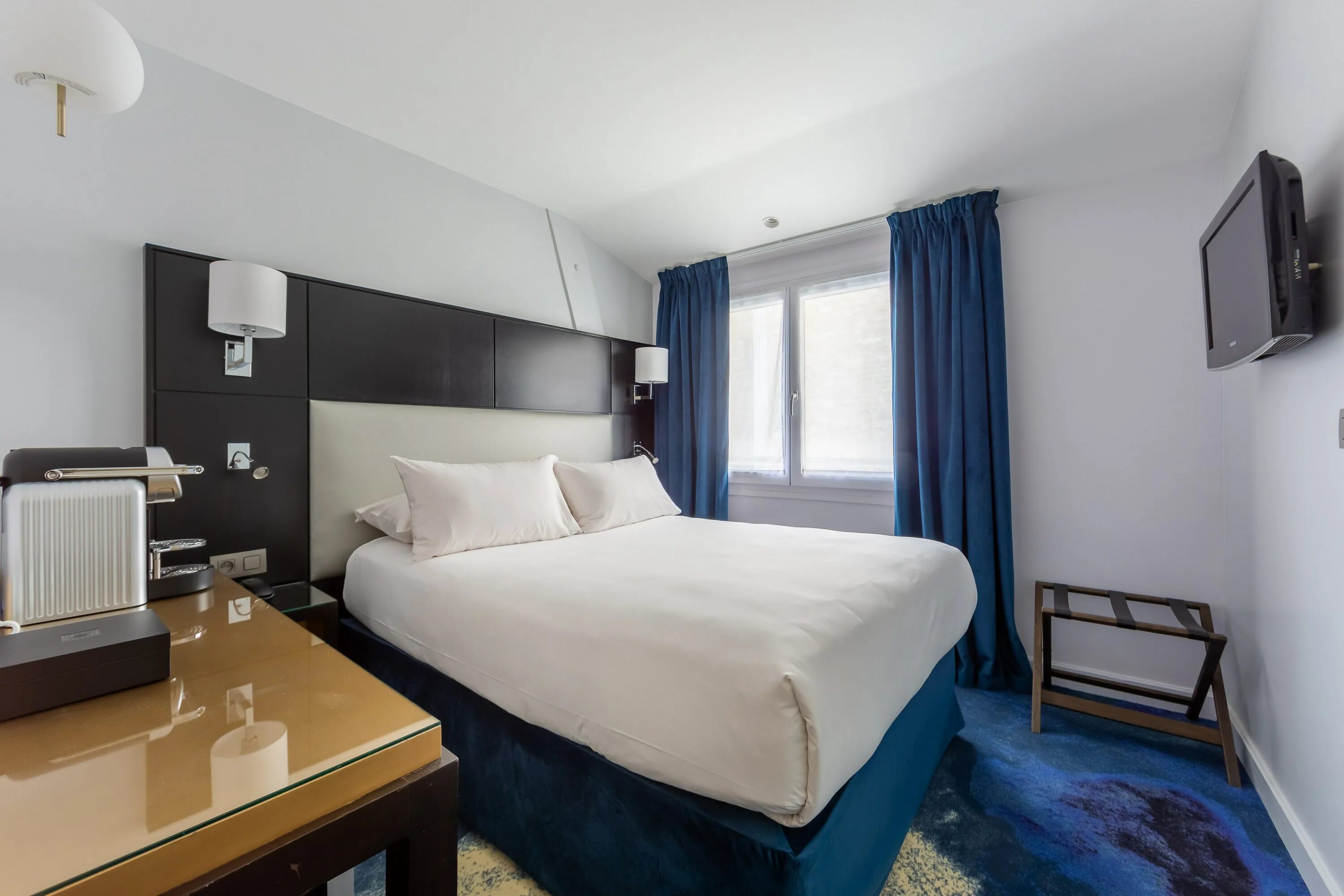 Room rooms разница. Сингл комната в отеле. Отель Istria Montparnasse. Сингл Роом. Single Room и Double Room разница.