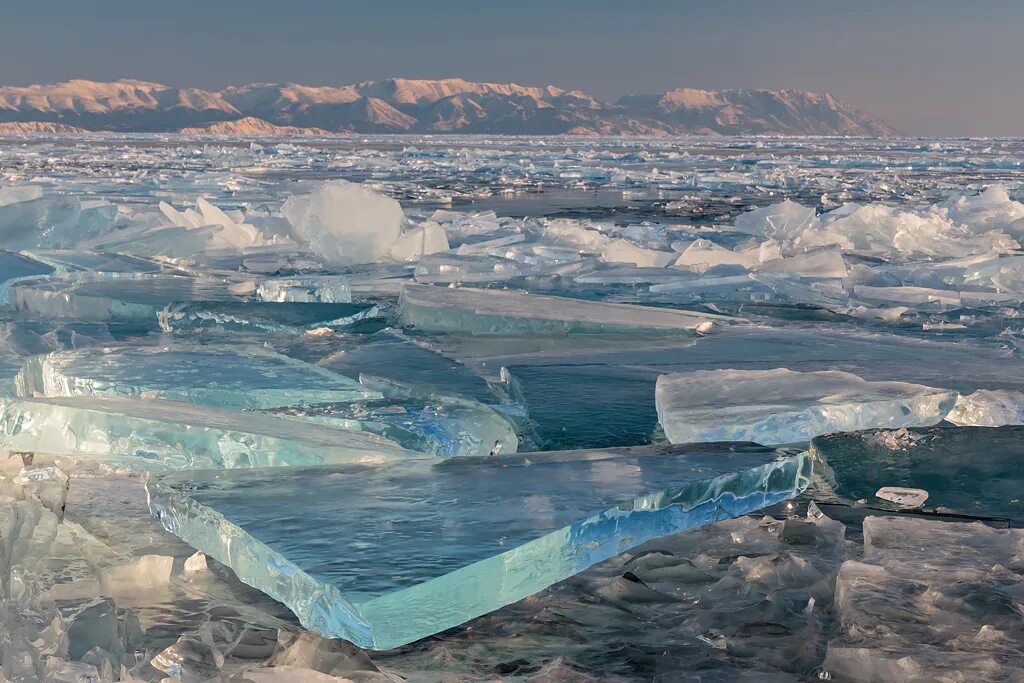 Бирюзовый лед Байкала. Бирюзовый лёд озера Байкал. Зимний Байкал. Изумрудный лед на Байкале. Под ледовый