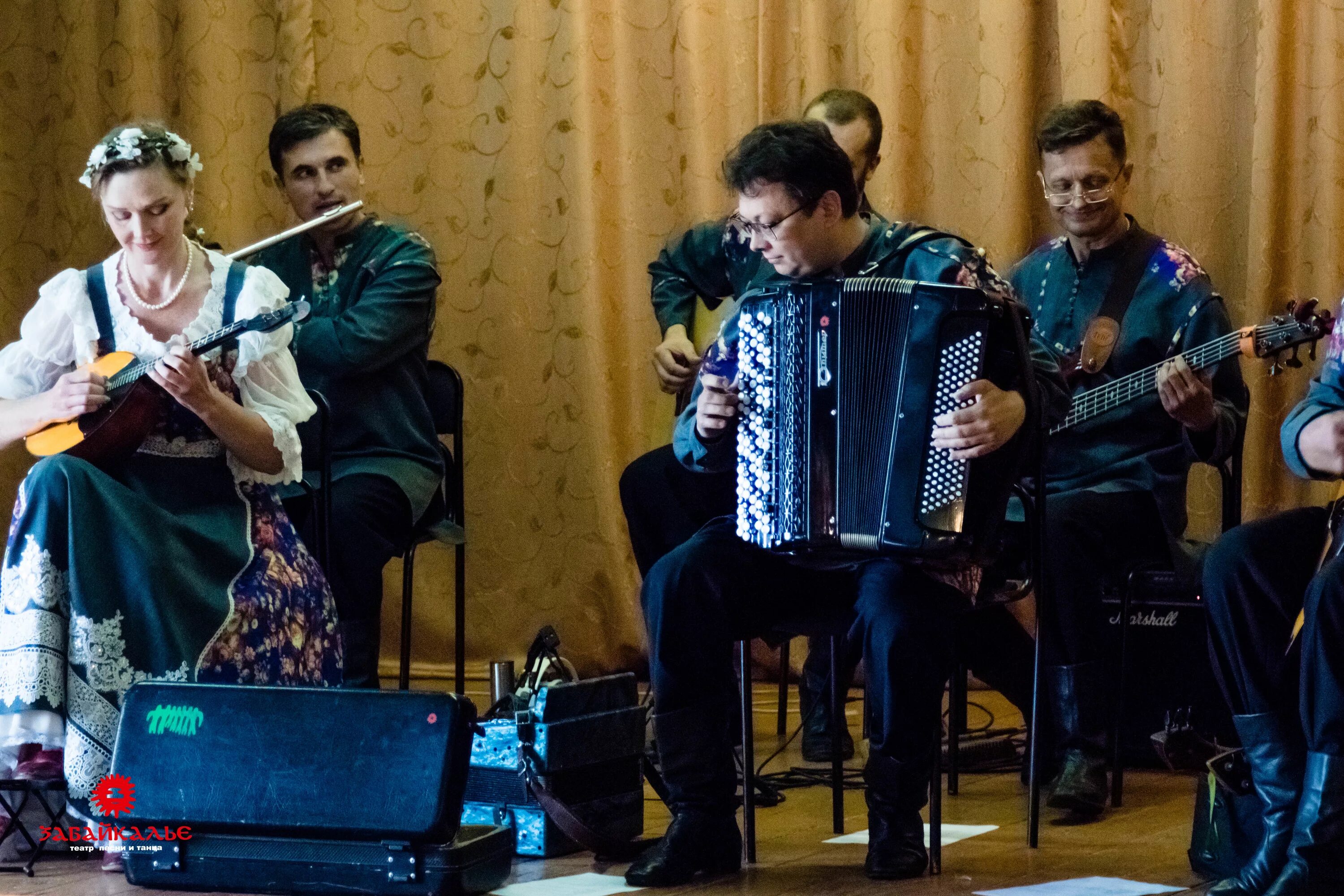 Профессия дирижер. Себу апкарян дирижер. Ансамбль людмилы зыкиной государственный академический. Руководитель музыкального ансамбля. Концерт фольклорного ансамбля афиша.