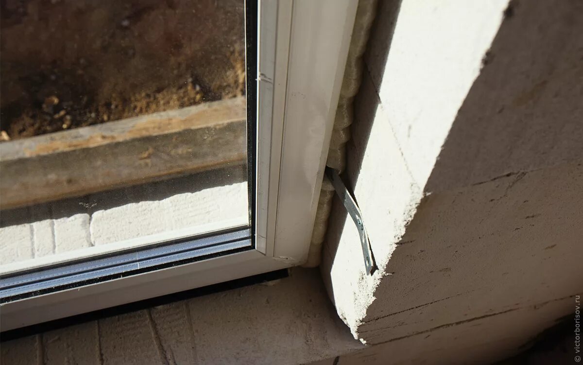 как установить пластиковое окно. установка пластиковых окон в панельном доме. крепление пластиковых окон. монтаж окон пвх. установленное пластиковое окно.