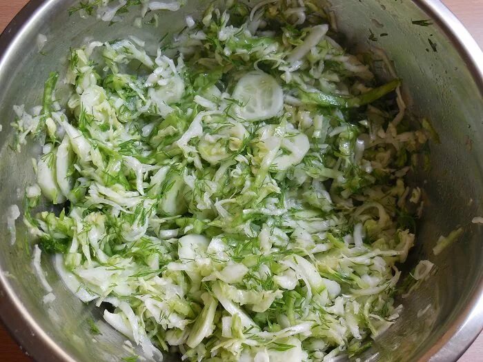 Салат "Весенний" из молодой капусты с оригинальной и вкусной заправкой Рецепты п