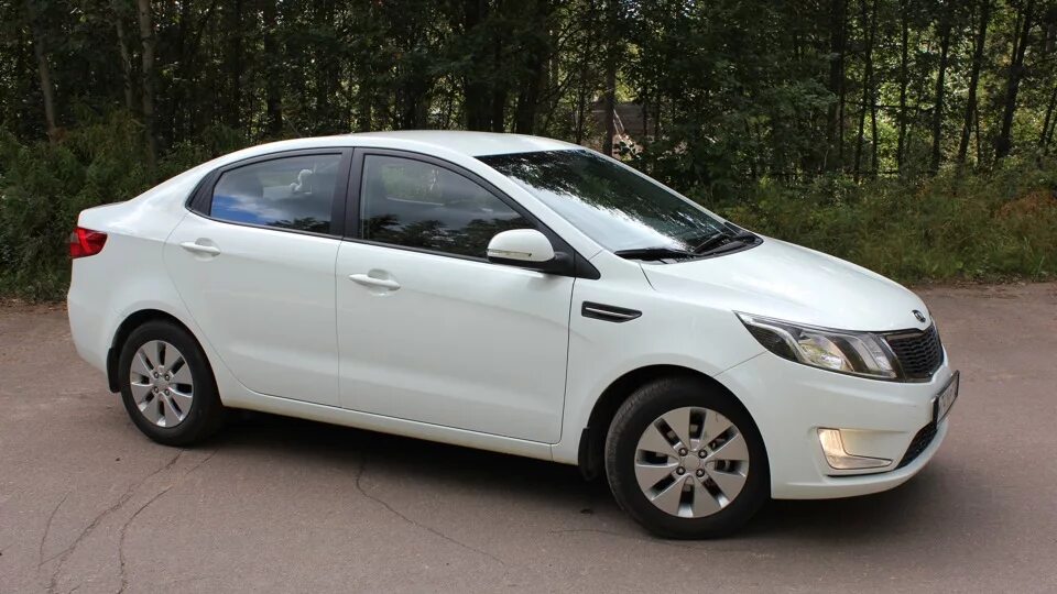 Купить киа рио в кирове. Kia Rio White 2011. Kia Rio 2014. Киа Рио белая 2014. Киа Рио 2011 белая.