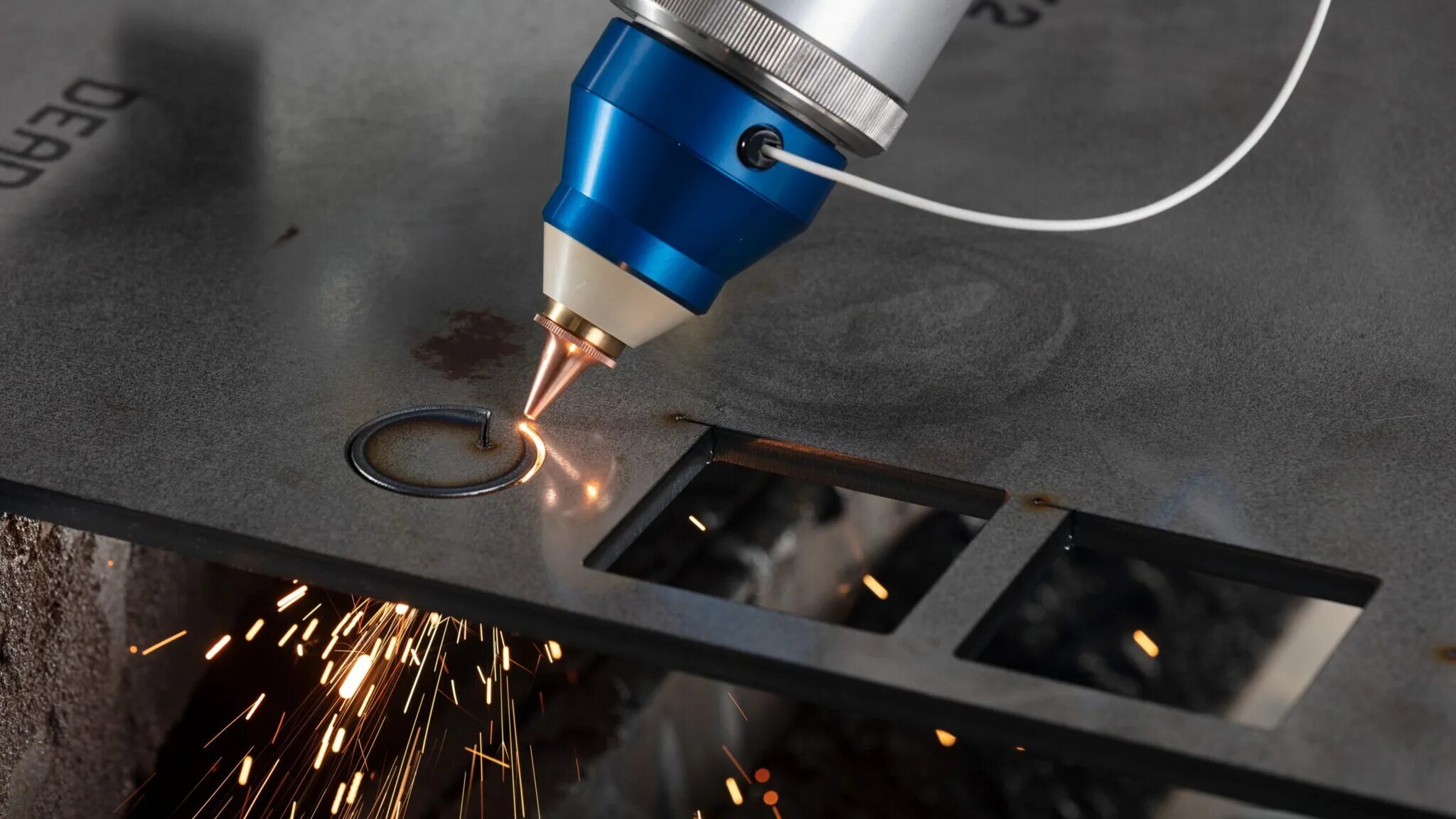 Лазерный раскрой металла. Плазменная резка. Лазерная / плазменная / гидроабразивная /электроэрозионная резка. Лазеры в промышленности. Резка листа металла 20мм.