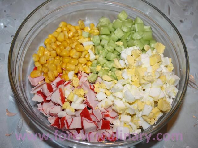 крабовый салат с салатом листовым. салат с чипсами и кукурузой и крабовыми палочками огурцом. салат из пекинской капусты с крабовыми палочками и кукурузой. салат крабовые палочки плавленый сырок. пп крабовый салат.