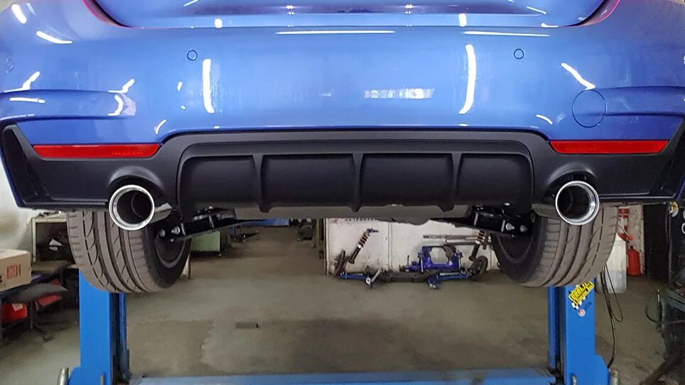 Выхлоп performance. Выхлоп m340i. bmw f30 раздвоение выхлопа. выхлоп m performance. 328 м перфоманс выхлоп.