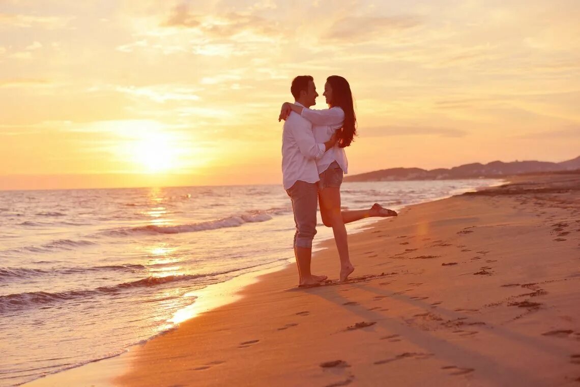 Хочу быть вдвоем. Влюбленная пара на море. Счастливые влюбленные. Влюбленные на берегу моря. Парочка на берегу моря.