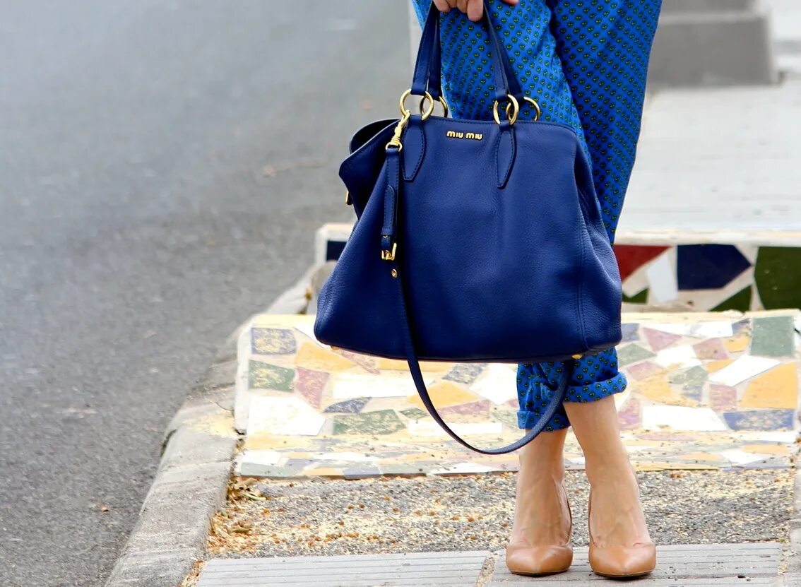 Синяя сумка. Модная синяя сумка. Ярко синяя сумка. Синяя сумка в образе.