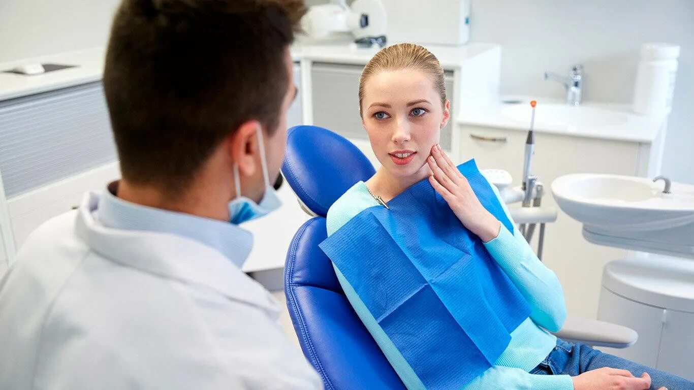 Зубной терапевт. Консультация стоматолога. Прием у стоматолога. Конссультацияустомтаолога. Стоматолог и пациент.